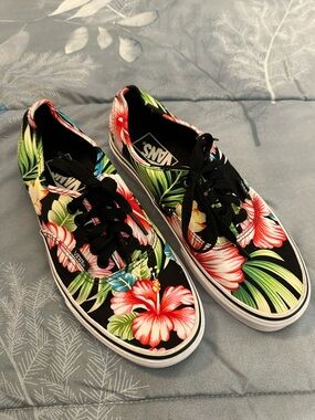 Like New Vans Floral Hawaiian Black Colorway sneakers sz W8 M 6.5